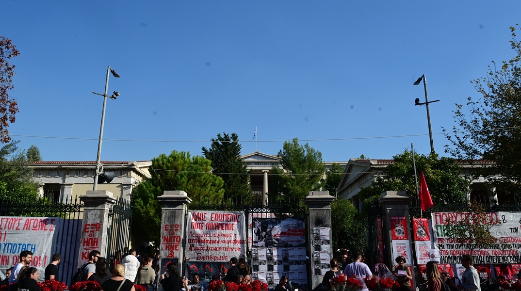 Επέτειος Πολυτεχνείου: Πολίτες κάθε ηλικίας αφήνουν λουλούδια στο προαύλιο