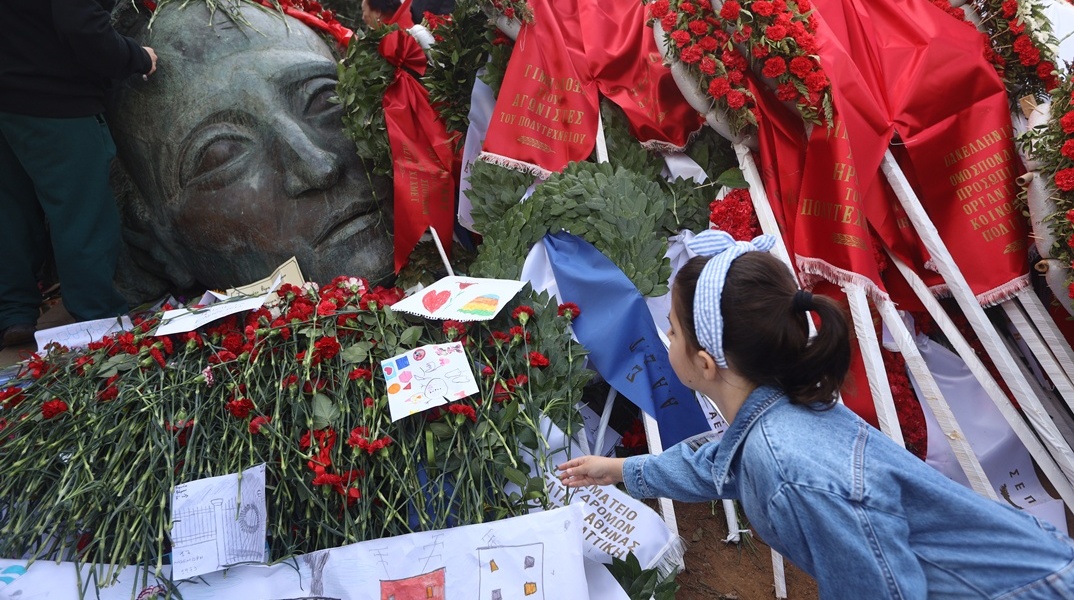 Λουλούδια στο μνημείο για την εξέγερση του Πολυτεχνείου
