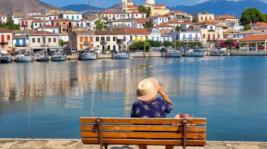 Συνταξιούχος σε παγκάκι