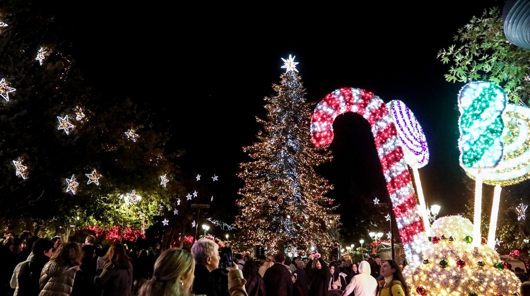 Το χριστουγεννιάτικο δέντρο στολισμένο στην πλατεία Συντάγματος