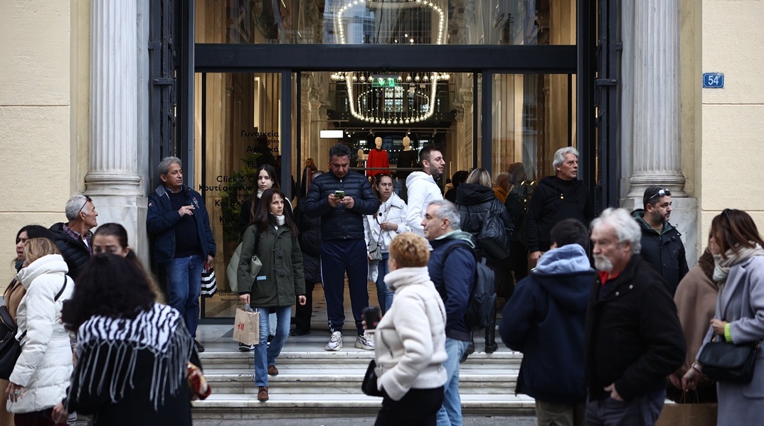 Πολίτες έξω από κατάστημα στην Ερμού