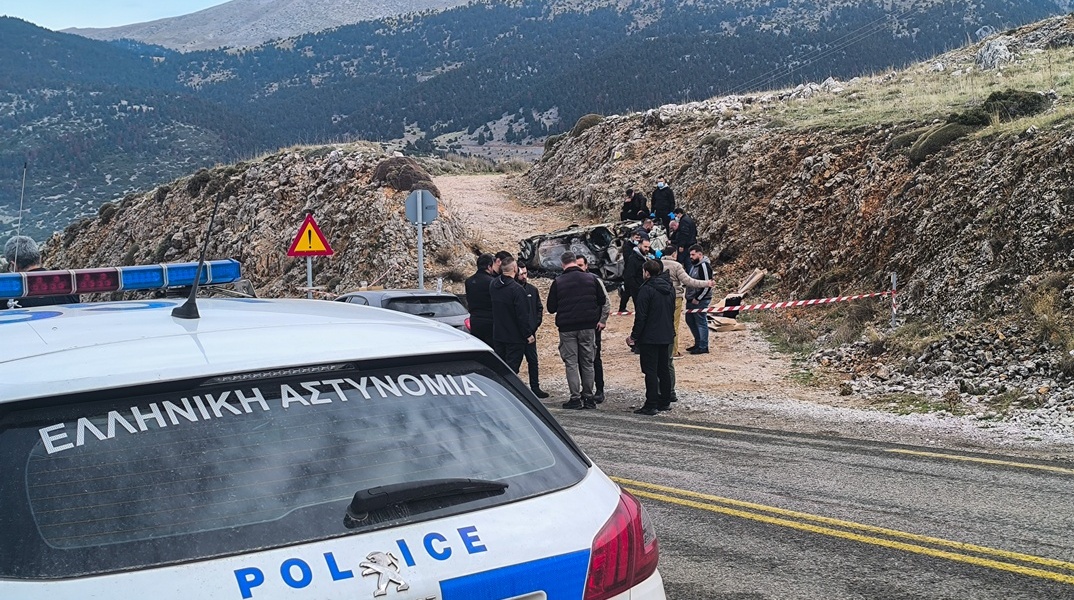 Το σημείο όπου βρέθηκε το καμένο όχημα των δραστών μετά τη δολοφονία του Γιάννη Λάλα στην Αράχωβα