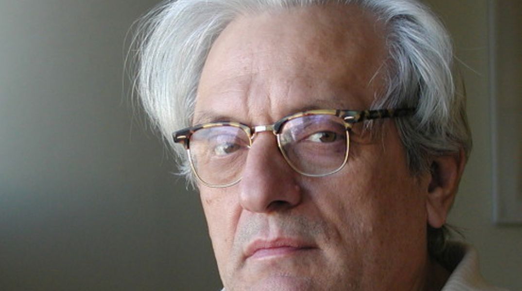 Ο καθηγητής Δημοσθένης Αγραφιώτης πέθανε στις 14 Νοεμβρίου, αφήνοντας σημαντική παρακαταθήκη στην κοινωνιολογία, την ποίηση και τα εικαστικά.