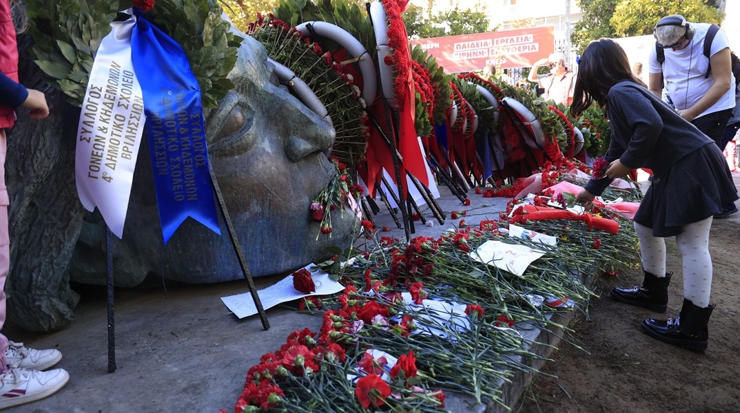 Λουλούδια στο μνημείο του Πολυτεχνείου