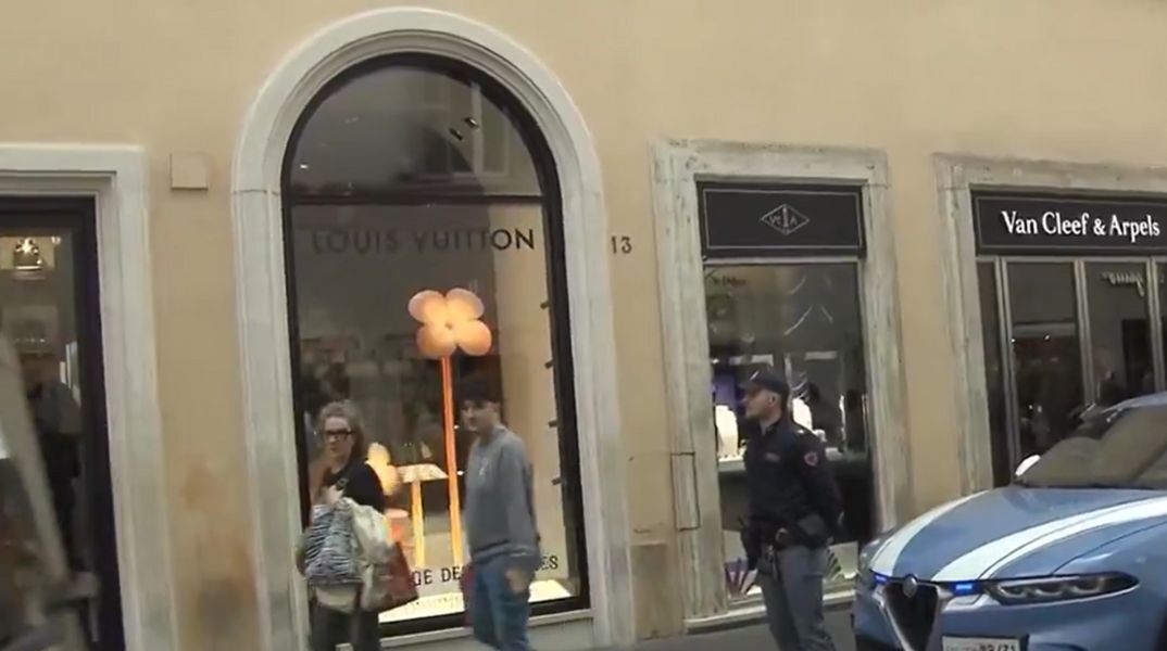 Ληστές έριξαν με αυτοκίνητο τη βιτρίνα της Louis Vuitton στη Via Condotti της Ρώμης - Λεηλάτησαν την μπουτίκ και διέφυγαν - Η αστυνομία ερευνά.