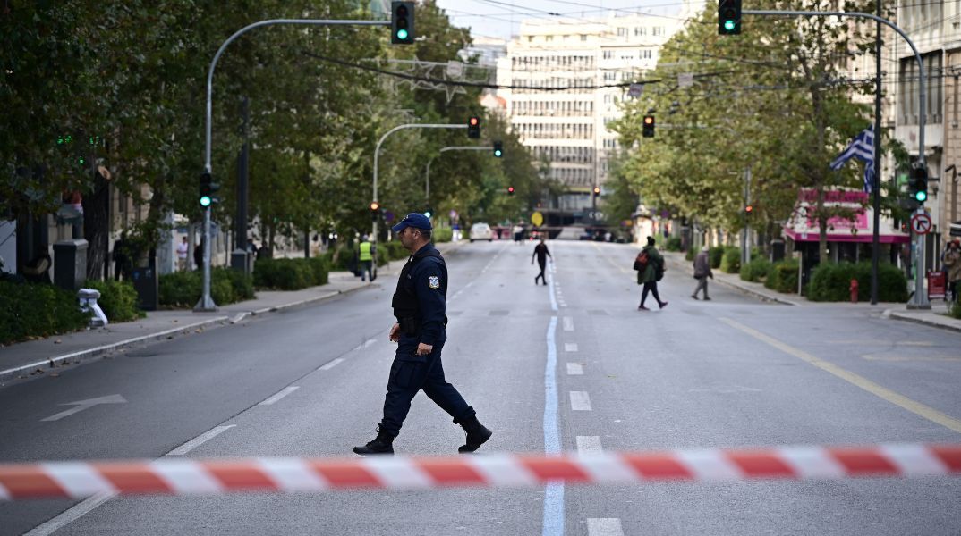 Η ΕΛΑΣ προχώρησε σε 19 προσαγωγές και μία σύλληψη, έπειτα από προληπτικούς ελέγχους γύρω από το Πολυτεχνείο - Εντοπίστηκαν σφυρί και ναρκωτικά.