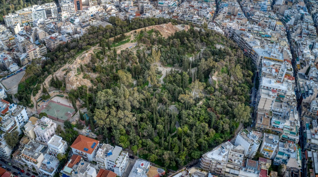Ο Δήμος Αθηναίων επαναλειτουργεί τον «Εξωστρεφή» στον Λόφο Στρέφη, παραχωρώντας το κυλικείο δωρεάν για 5 χρόνια σε κοινωνικούς φορείς.