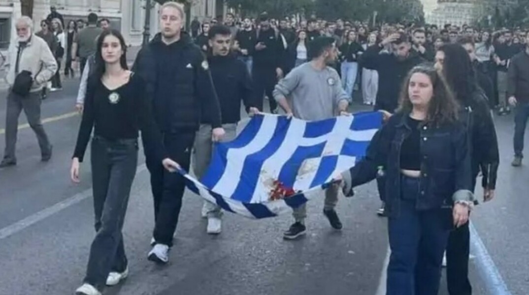 Πολυτεχνείο: Η κόρη της Φώφης Γεννηματά στην κορυφή της πορείας με τη αιματοβαμμένη σημαία 