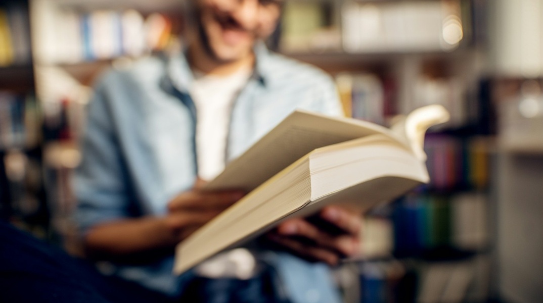 Άτομο διαβάζει λεξικό 