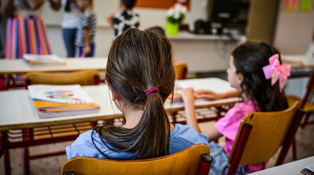 κορίτσια στα θρανία τους σε σχολική αίθουσα