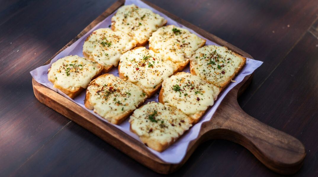 Σκορδόψωμο με λιωμένο τυρί