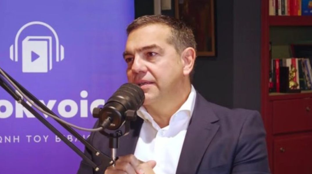 Ο Αλέξης Τσίπρας περιγράφει με χιούμορ τη σχέση του με την τραπ μουσική μέσω των γιων του, λέγοντας πως τους προτρέπει να ακούνε όχι μόνο Snik αλλά και ΛΕΞ.