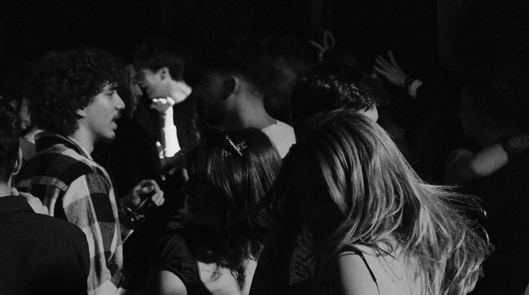 Παιδιά που διασκεδάζουν σε πάρτι