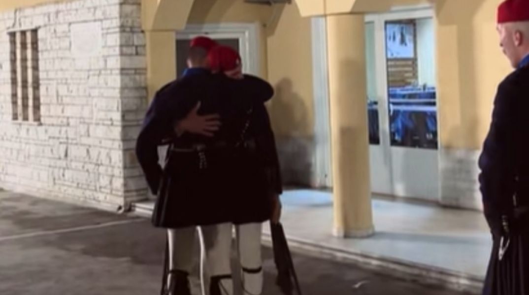 Εύζωνες συγκινούνται μετά την τελευταία τους υπηρεσία στην Προεδρική Φρουρά