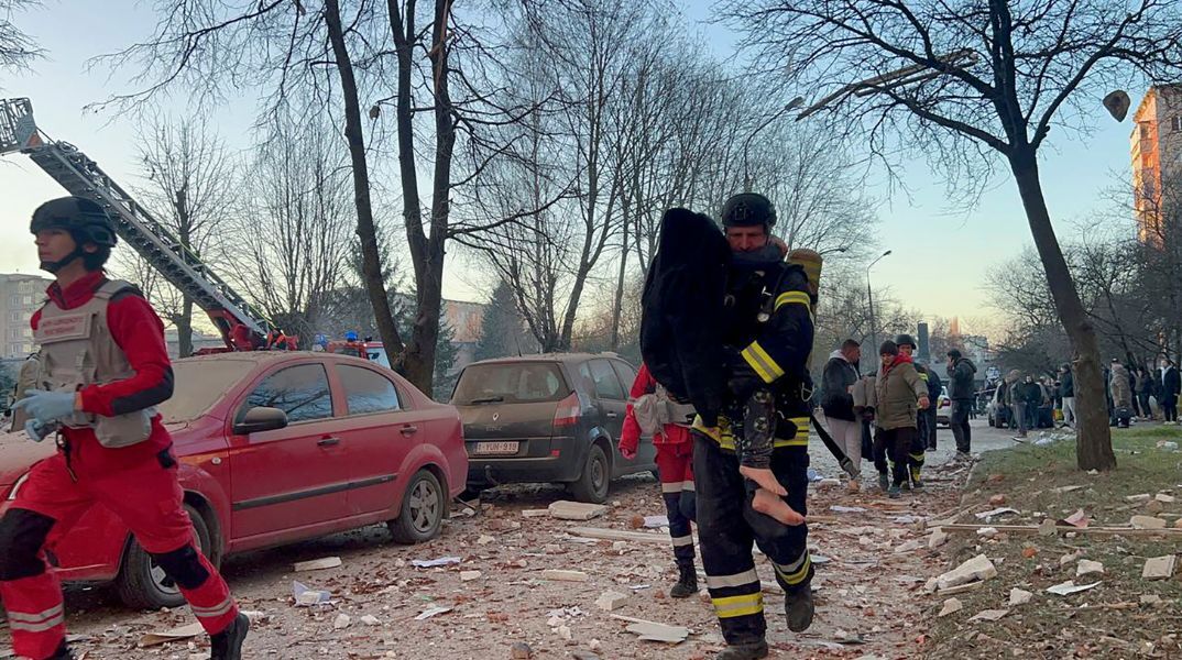 Ουκρανία: Ρωσική επίθεση με drones και πυραύλους στο Τερνόπιλ σκότωσε 25 ανθρώπους, μεταξύ τους τρία παιδιά - Συναγερμός για την ενέργεια.