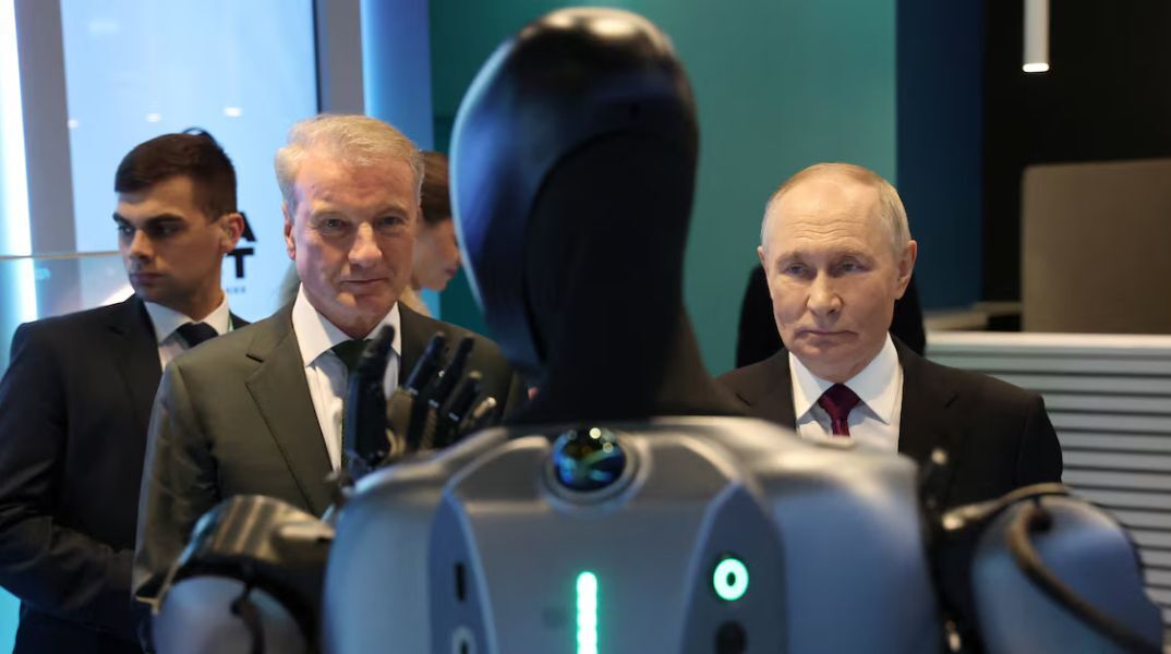 Ρομπότ με τη χρήση ΑΙ χορεύει για τον Πούτιν μετά το φιάσκο με το ρομπότ που σκόνταψε 