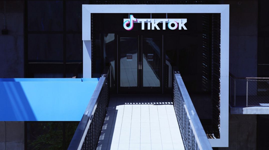 Το TikTok δοκιμάζει επιλογή που επιτρέπει στους χρήστες να μειώνουν το περιεχόμενο τεχνητής νοημοσύνης - Πάνω από 1,3 δισ. βίντεο ΑΙ έχουν ανέβει στην πλατφόρμα