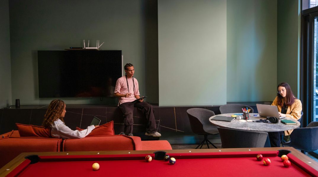 Τρεις εκπρόσωποι της Gen Z ανοίγουν τα χαρτιά τους: «Αν νιώσω ότι δεν με σέβονται, πάω παρακάτω»