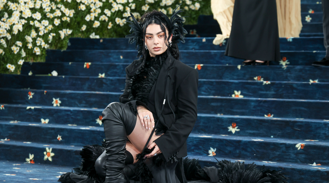 Η Charli XCX πρωταγωνιστεί στην ταινία The Moment της A24 - Το φιλμ εμπνέεται από την πορεία της - Κυκλοφόρησε το τρέιλερ - Πρεμιέρα στις 30 Ιανουαρίου 2026.