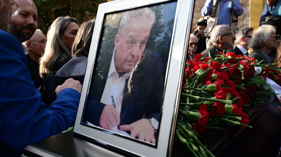 Αλέκος Φλαμπουράρης: Σε κλίμα συγκίνησης το τελευταίο αντίο στο Πάρκο Ελευθερίας