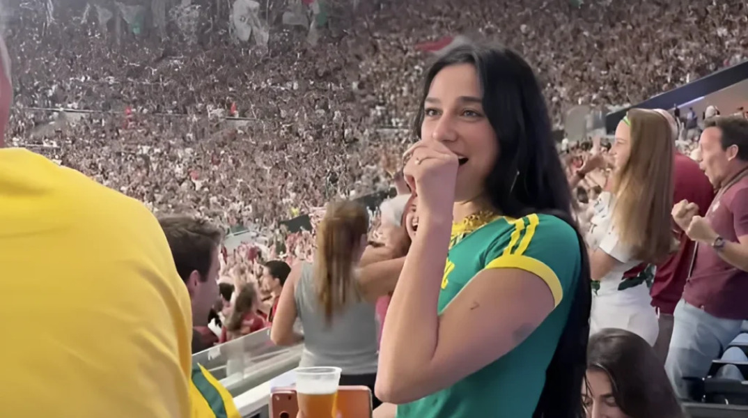 Η Ντούα Λίπα επισκέφθηκε το Μαρακανά φορώντας τη φανέλα της Βραζιλίας
