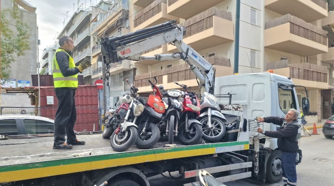 Ο Δήμος Αθηναίων ξεκίνησε μαζική απομάκρυνση εγκαταλελειμμένων δικύκλων - Δούκας: «Απελευθερώνουμε θέσεις και βελτιώνουμε την προσβασιμότητα»