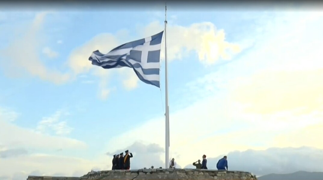 Ημέρα των Ενόπλων Δυνάμεων: Η συγκινητική στιγμή της έπαρσης σημαίας στην Ακρόπολη