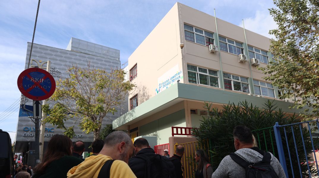 Το υπουργείο Παιδείας τονίζει ότι το 2ο Ειδικό Σχολείο Πειραιά, όπου πέθανε 13χρονη μαθήτρια, ήταν πλήρως στελεχωμένο -Περιγράφει τη σύνθεση του προσωπικού 