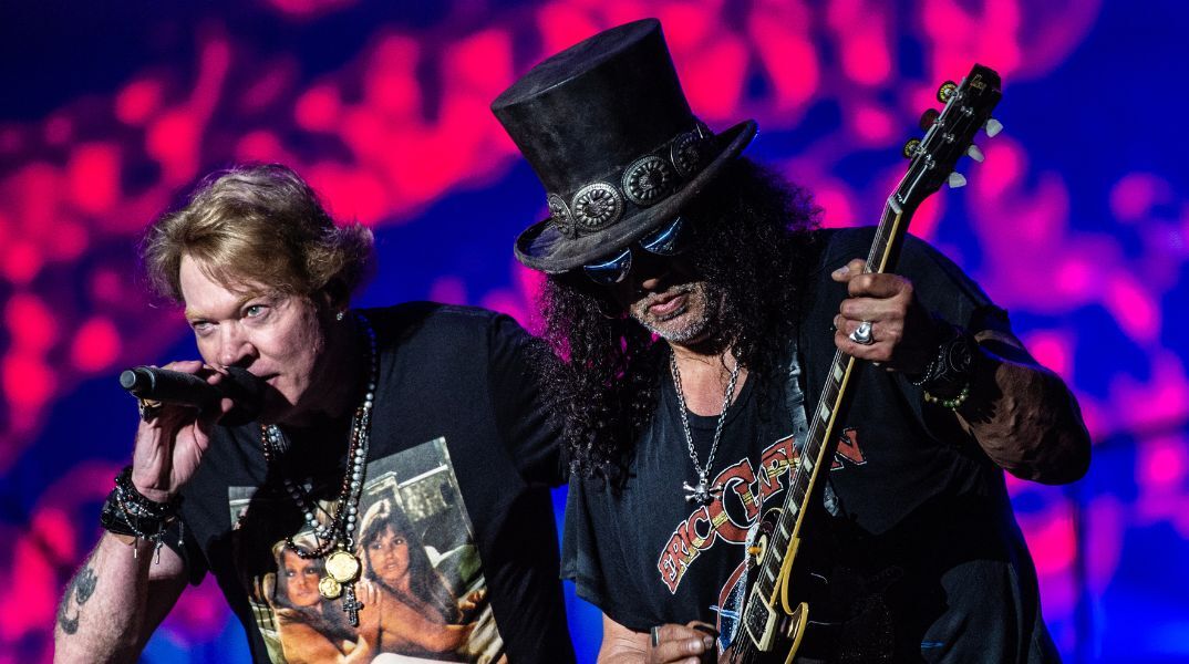 Οι Guns N’ Roses ανακοίνωσαν μεγάλη παγκόσμια περιοδεία για το 2026 σε τρεις ηπείρους και την κυκλοφορία δύο νέων τραγουδιών την επόμενη εβδομάδα.