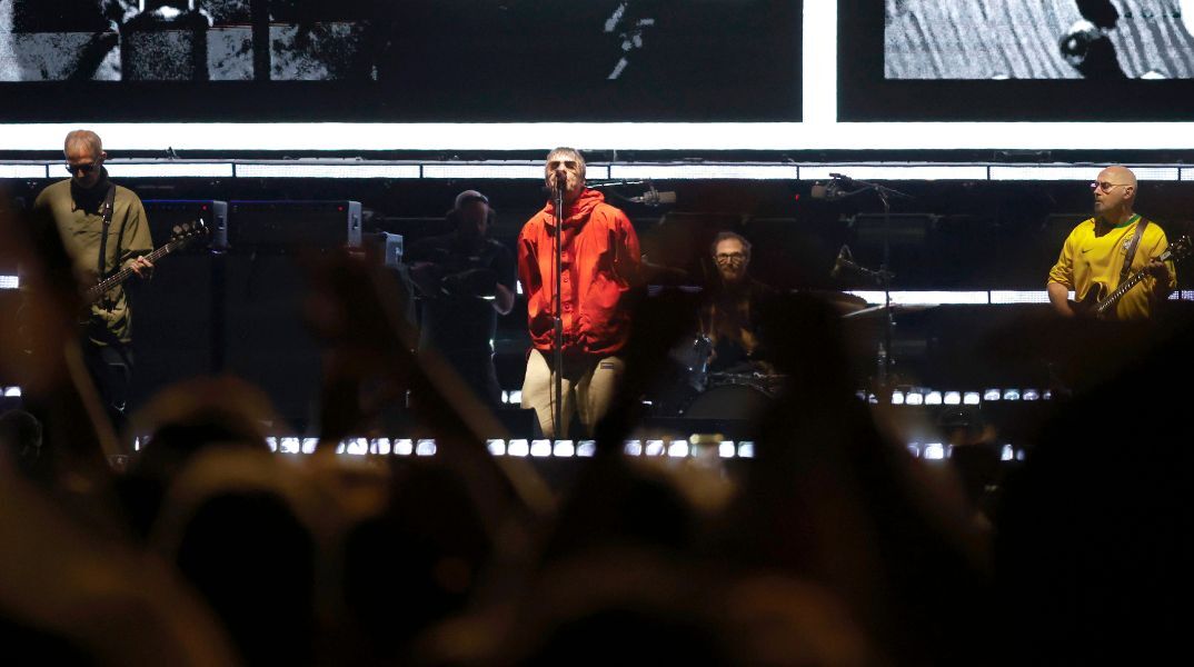 Οι Oasis τίμησαν τον Γκάρι «Μάνι» Μάουνφιλντ στη Βραζιλία, αφιερώνοντας το Live Forever και προβάλλοντας την εικόνα του στη σκηνή 