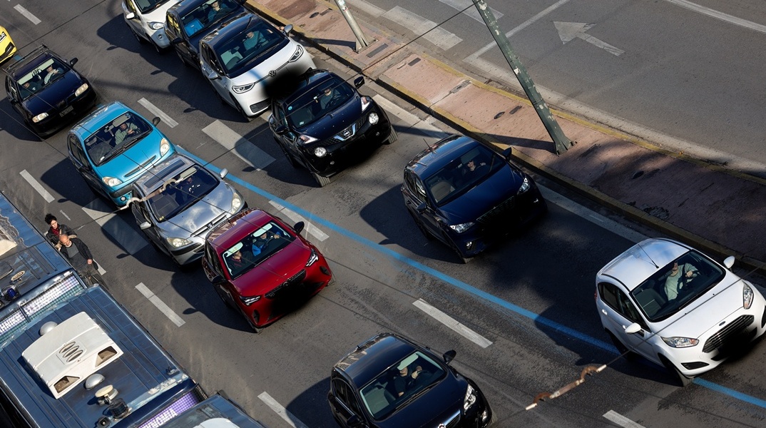 Οχήματα σε δρόμο στο κέντρο της Αθήνας