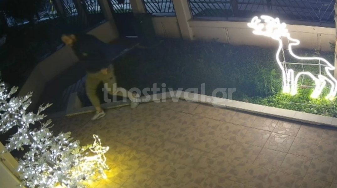 Θεσσαλονίκη: Άνδρας άρπαξε χριστουγεννιάτικα στολίδια και φωτάκια από αυλές σπιτιών