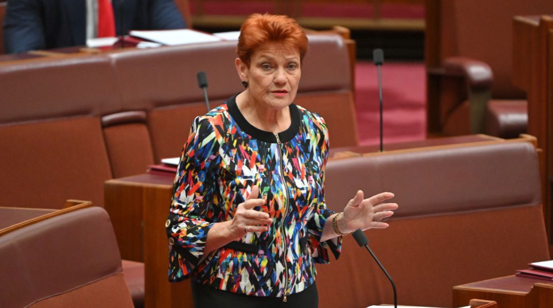 Αυστραλία: Η ακροδεξιά γερουσιαστής Πολίν Χάνσον αποβλήθηκε από τη Γερουσία επειδή φόρεσε μπούρκα σε μια προσπάθεια να ζητήσει την απαγόρευσή της.