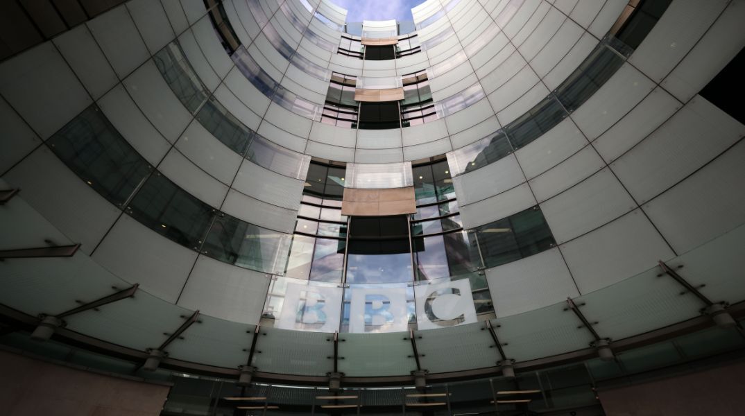 Ξανά στο στόχαστρο το BBC: Ολλανδός ακαδημαϊκός κατηγορεί το δίκκτυο ότι λογόκρινε φράση του για τον Ντόναλντ Τραμπ ως «τον πιο διεφθαρμένο πρόεδρο»