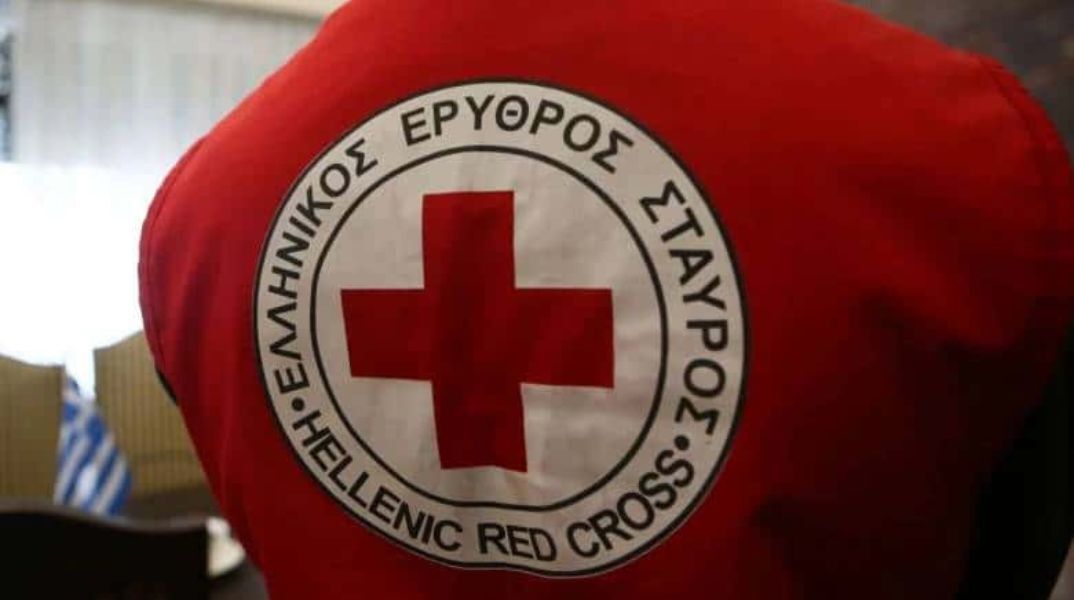 Ο Ελληνικός Ερυθρός Σταυρός δίνει οδηγίες και στήριξη σε γυναίκες-θύματα βίας, με δράσεις πρόνοιας, ψυχοκοινωνική υποστήριξη και γραμμές βοήθειας.