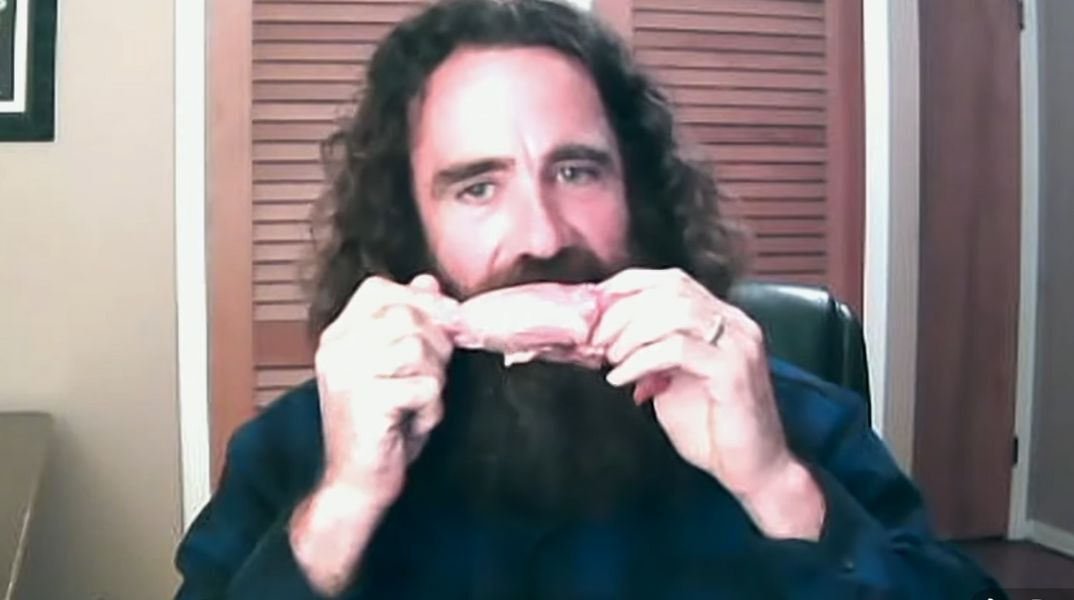 Άνδρας που τρέφεται αποκλειστικά με ωμό κρέας, παρά τις προειδοποιήσεις των γιατρών, αποκαλύπτει περίεργη παρενέργεια της αμφιλεγόμενης δίαιτας