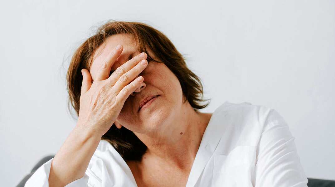 Πώς μπορούν να ξεπεραστούν τα ενοχλητικά συμπτώματα της εμμηνόπαυσης;