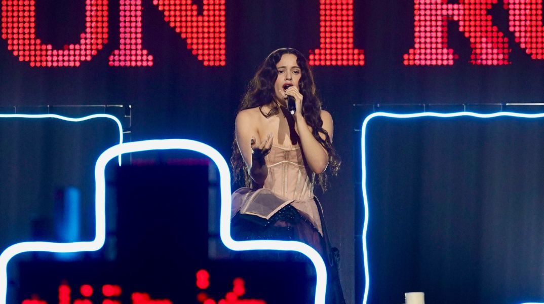 Το Βατικανό επαινεί τη Ροζαλία για το Lux- Ένα άλμπουμ με «προκλητική» αλλά ειλικρινή αναζήτηση πίστης, εμπνευσμένο από ιστορίες γυναικών αγίων.