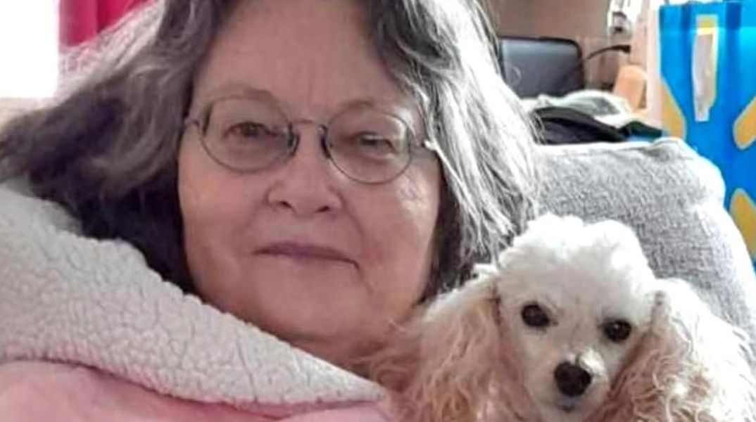 Μικρό κανίς έσωσε γυναίκα από ανακοπή καρδιάς στο Γουαϊόμινγκ - Η σκυλίτσα Λίλι επενέβη τη στιγμή που η Σούζαν Ντένκερ είχε καταρρεύσει στο σπίτι της