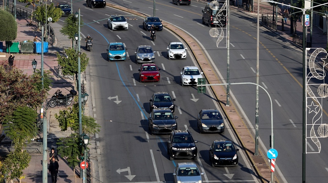 Αυτοκίνητα σε δρόμο της Αθήνας