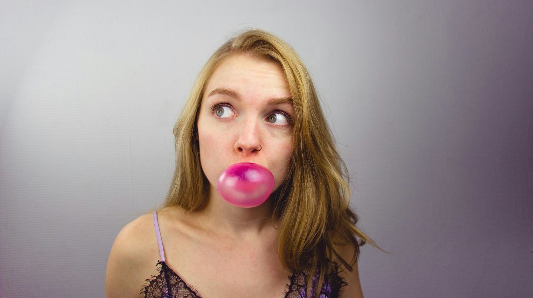Ειδικός εξηγεί τι πραγματικά συμβαίνει όταν καταπίνουμε τσίχλα © Unsplash/Quinten de Graaf