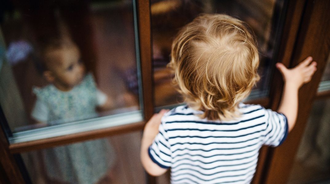 Φρίκη στην Αθήνα: 20χρονος ασελγούσε στα ανίψια του, 2 και 4 ετών, μαζί με τον  σύντροφό του