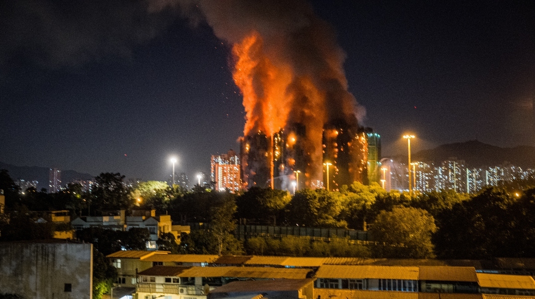 Χονγκ Κονγκ: Τουλάχιστον 13 νεκροί από πυρκαγιά σε πολυώροφο συγκρότημα  κατοικιών | Athens Voice