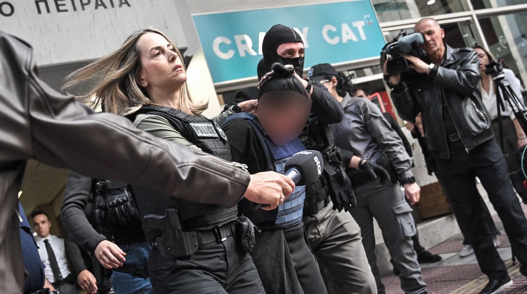 Σαλαμίνα: «Μαμά είσαι καλά;» Το SMS που έστειλε η νύφη στην πεθερά μετά τη δολοφονία - Σε σοκ ο σύζυγός της 