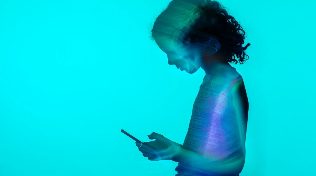 Παιδί με κινητό στο χέρι