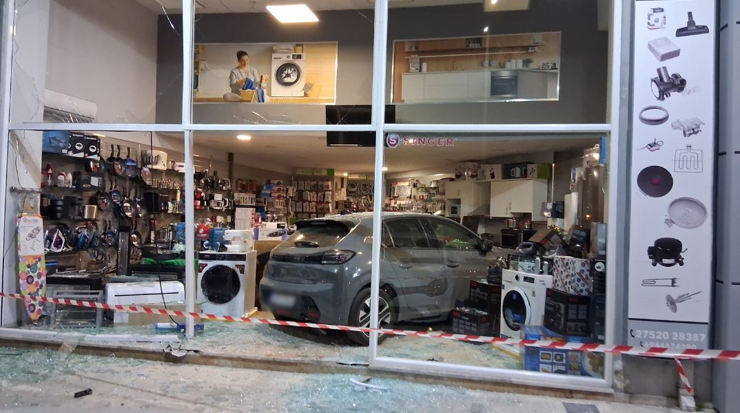 Αυτοκίνητο έσπασε βιτρίνα και μπήκε σε κατάστημα ηλεκτρικών ειδών στο Ναύπλιο - Ελαφρά τραυματισμένη η οδηγός, μεγάλες υλικές ζημιές