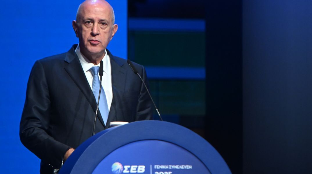 Σπύρος Θεοδωρόπουλος: Ο πρόεδρος του ΣΕΒ τονίζει ότι το νέο πλαίσιο διευκολύνει την υπογραφή κλαδικών συμβάσεων και καλύπτει όλους τους εργαζόμενους.