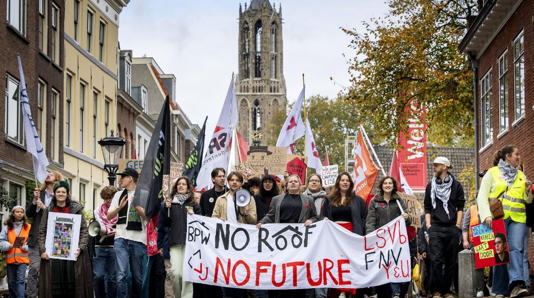 Οι Ευρωπαίοι προοδευτικοί πρέπει να λύσουν τη στεγαστική κρίση για να νικήσουν την ακροδεξιά, λένε ερευνητές © EPA/Koen Van Weel