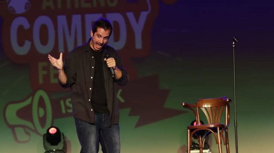 Ο Θανάσης Σαμαράς είναι ο φιλόλογος-ταξιτζής που μετατρέπει τις καθημερινές ιστορίες του δρόμου σε stand-up