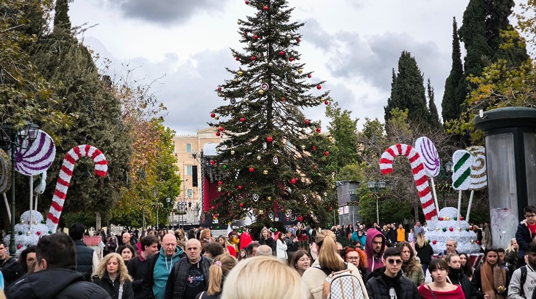 Το χριστουγεννιάτικο δέντρο στην Πλατεία Σύνταγματος